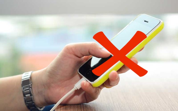 Người dùng nên hạn chế việc vừa sạc vừa sử dụng điện thoại để đảm bảo tuổi thọ pin lâu hơn