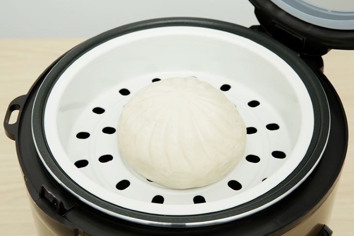 Nồi cơm điện nắp gài Mutosi 2.2 lít MR-36PB có xửng hấp, thuận tiện chế biến các món hấp đơn giản