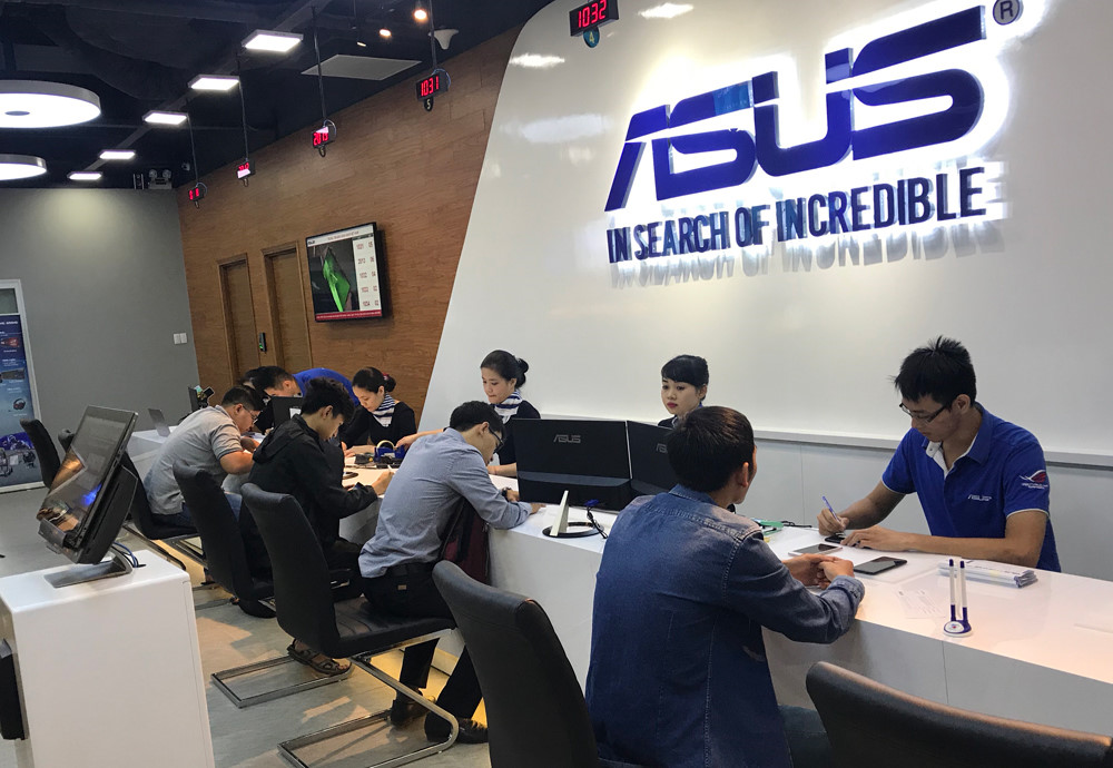 Bạn có thể liên hệ đến tổng đài của ASUS thông qua hotline 1800 6588 Bạn có thể liên hệ đến tổng đài của ASUS thông qua hotline 1800 6588
