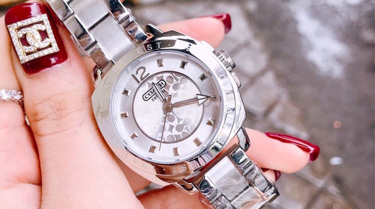 Đồng hồ được tích hợp hệ số chống nước khoảng 3 ATM trở lên