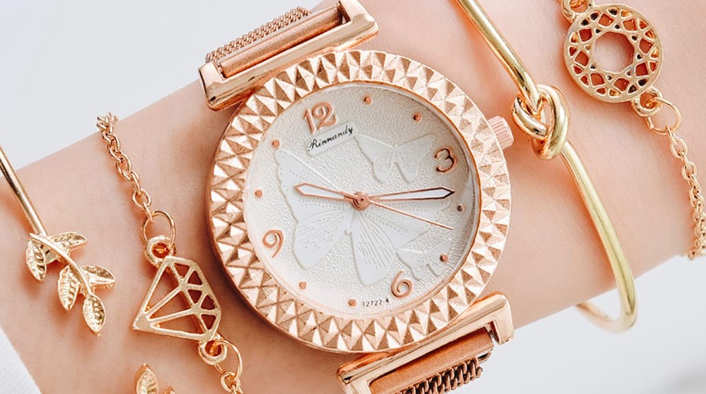 Đồng hồ Quartz được cung cấp năng lượng bằng pin Đồng hồ Quartz được cung cấp năng lượng bằng pin