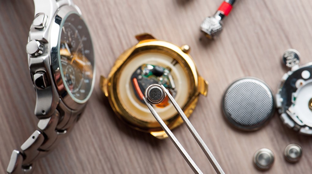 Nên thay pin kịp thời để hạn chế thời gian hiển thị sai lệch ở đồng hồ Quartz Nên thay pin kịp thời để hạn chế thời gian hiển thị sai lệch ở đồng hồ Quartz