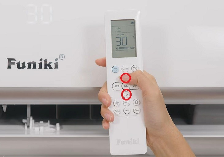 Bạn cần kiểm tra điều khiển điều hòa có hết pin hay hư hỏng không, sau đó nhấn nút tăng giảm nhiệt độ Bạn cần kiểm tra điều khiển điều hòa có hết pin hay hư hỏng không, sau đó nhấn nút tăng giảm nhiệt độ