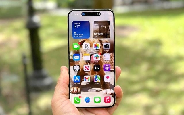 iPhone 15 Pro Max sở hữu màn hình chất lượng với tấm nền tấm nền LTPO cao cấp và tần số quét 120Hz