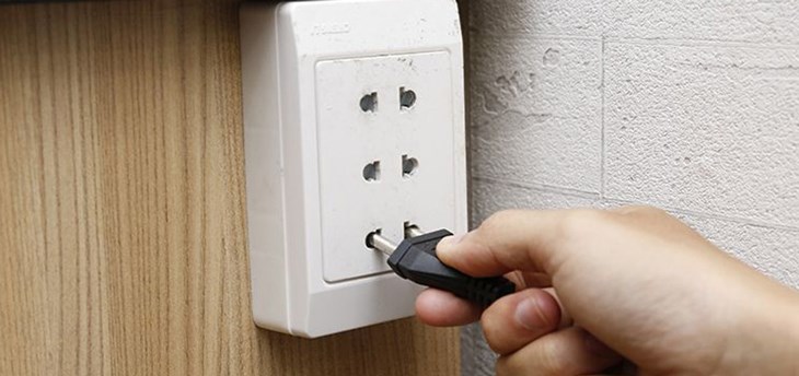 Ổ cắm điện 2 chấu tương thích với hầu hết các thiết bị điện gia dụng 