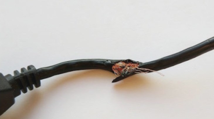 Bạn nên kiểm tra kỹ và vệ sinh dây điện sau khi sử dụng bếp nướng Bạn nên kiểm tra kỹ và vệ sinh dây điện sau khi sử dụng bếp nướng