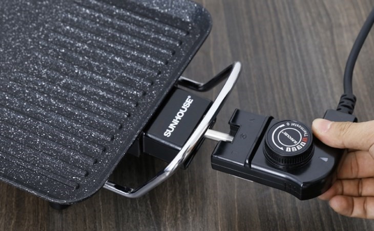 Người dùng cần ngắt nguồn điện của bếp nướng điện Sunhouse SHD4607 trước khi tiến hành vệ sinh Người dùng cần ngắt nguồn điện của bếp nướng điện Sunhouse SHD4607 trước khi tiến hành vệ sinh