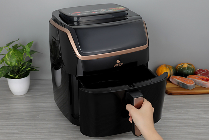 Nồi chiên không dầu hơi nước Elmich AFE-3945 7 lít có vỏ ngoài làm bằng nhựa PP và lòng nồi bằng kim loại không gỉ phủ sơn chống dính bền bỉ