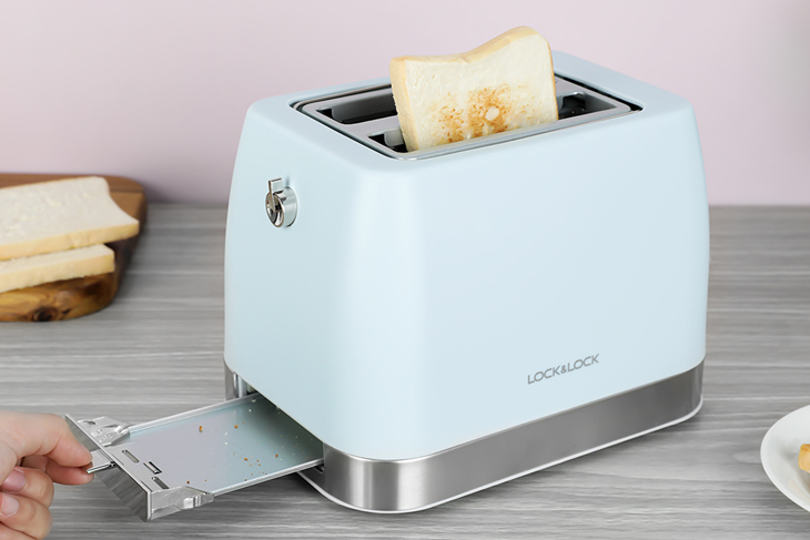 Máy nướng bánh mì Lock&Lock EJB221BLU được trang bị khay chứa vụn bánh mì lớn