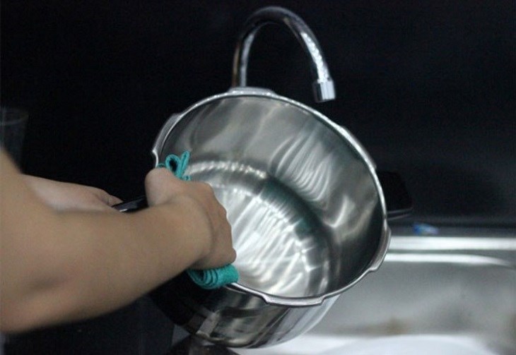 Sử dụng khăn đã thấm chất tẩy rửa để lau sạch vết bẩn Sử dụng khăn đã thấm chất tẩy rửa để lau sạch vết bẩn