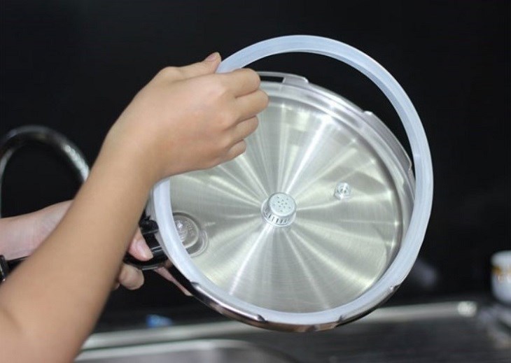 Tháo miếng ron cao su ở dưới nắp và rửa sạch lại bằng nước Tháo miếng ron cao su ở dưới nắp và rửa sạch lại bằng nước