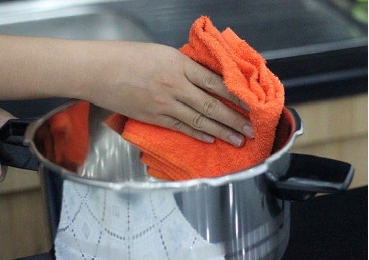 Sử dụng khăn đã thấm chất tẩy rửa để lau sạch vết bẩn Sử dụng khăn đã thấm chất tẩy rửa để lau sạch vết bẩn