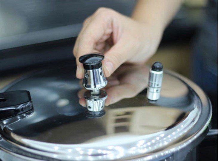 Tháo xả áp suất trong nồi bằng cách tháo van áp suất ra Tháo xả áp suất trong nồi bằng cách tháo van áp suất ra