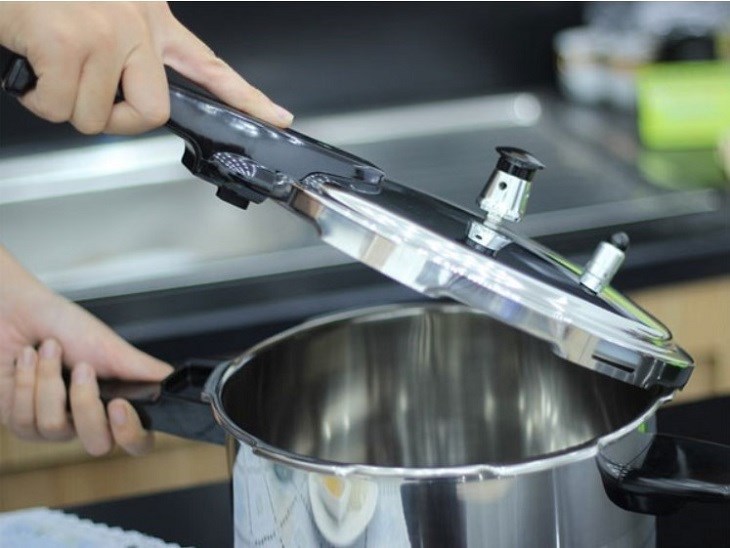 Vệ sinh nắp bằng nước, sau đó sử dụng khăn ẩm và chất tẩy rửa trung tính để làm sạch Vệ sinh nắp bằng nước, sau đó sử dụng khăn ẩm và chất tẩy rửa trung tính để làm sạch