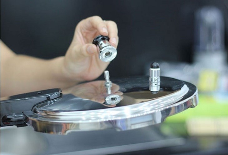 Tháo van áp suất và nút áp suất ra ngoài Tháo van áp suất và nút áp suất ra ngoài