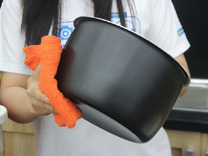 Dùng một mảnh vải mềm (hoặc bọt biển) có chứa chất tẩy rửa trung tính để lau chùi bên trong nồi Dùng một mảnh vải mềm (hoặc bọt biển) có chứa chất tẩy rửa trung tính để lau chùi bên trong nồi