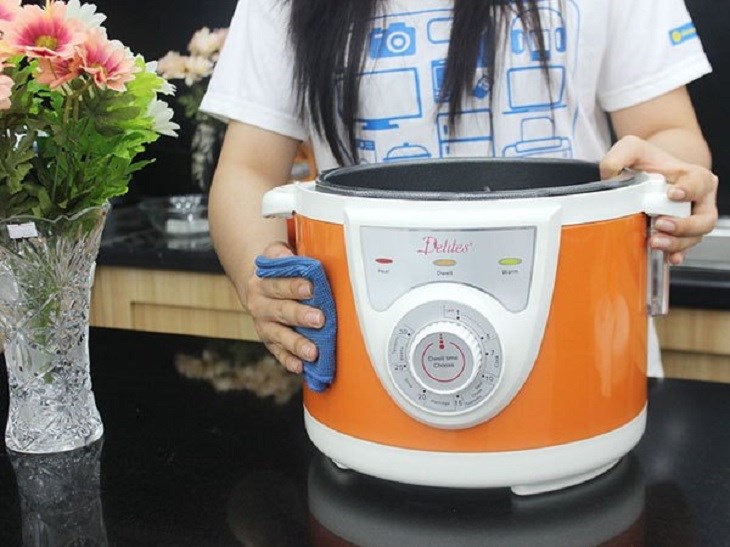 Bạn hãy dùng mảnh vải mềm thấm nước (vắt thật khô) để lau sạch mâm nhiệt và thân nồi Bạn hãy dùng mảnh vải mềm thấm nước (vắt thật khô) để lau sạch mâm nhiệt và thân nồi