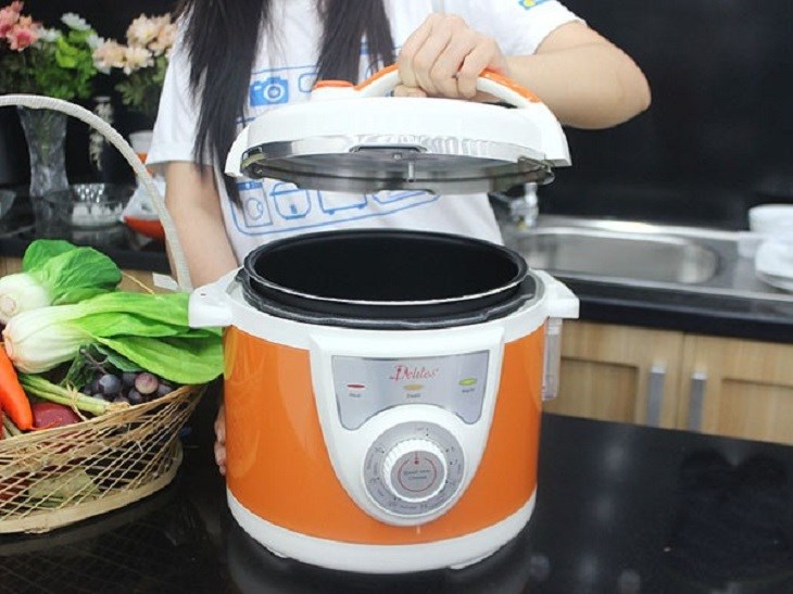 Thực hiện quay nắp nồi theo hướng kim đồng hồ để tháo nắp ra Thực hiện quay nắp nồi theo hướng kim đồng hồ để tháo nắp ra