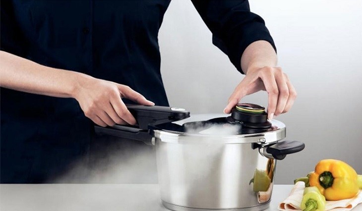 Nhúng nồi áp suất ngập trong nước Nhúng nồi áp suất ngập trong nước