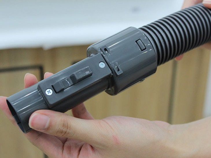 Tóc hoặc lông động vật bám vào lâu ngày và ống hút bụi có thể dễ làm tắc ống nối và khiến máy không hút được bụi Tóc hoặc lông động vật bám vào lâu ngày và ống hút bụi có thể dễ làm tắc ống và khiến máy không hút được bụi