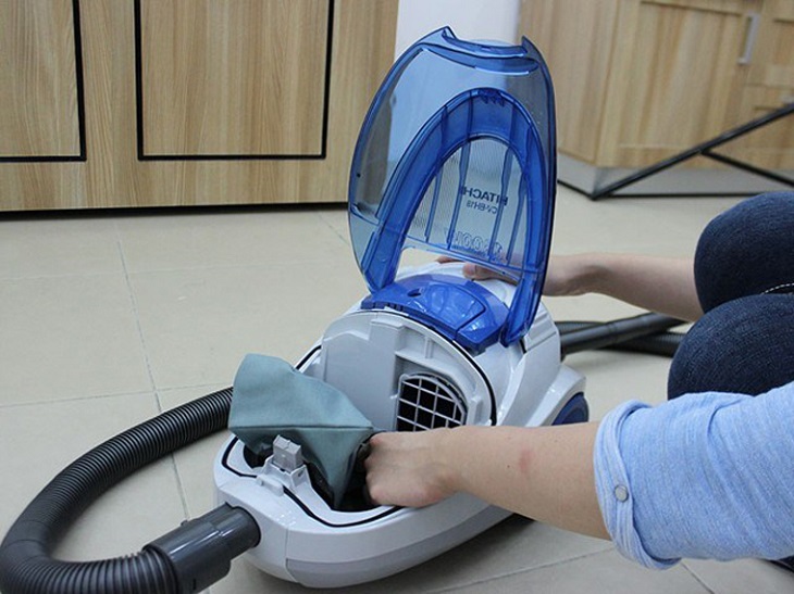 Kiểm tra, vệ sinh túi chứa bụi định kỳ góp phần tăng tuổi thọ và duy trì khả năng hút ở trạng thái như mới Kiểm tra, vệ sinh túi chứa bụi định kỳ góp phần tăng tuổi thọ và duy trì khả năng hút ở trạng thái như mới
