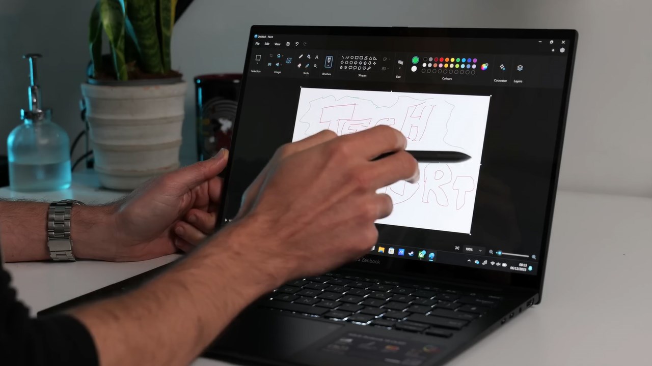 Màn hình của ASUS Zenbook 14 OLED UX3406 hỗ trợ tính năng cảm ứng. Nguồn: Tech Spurt Màn hình của ASUS Zenbook 14 OLED UX3406 hỗ trợ tính năng cảm ứng. Nguồn: Tech Spurt