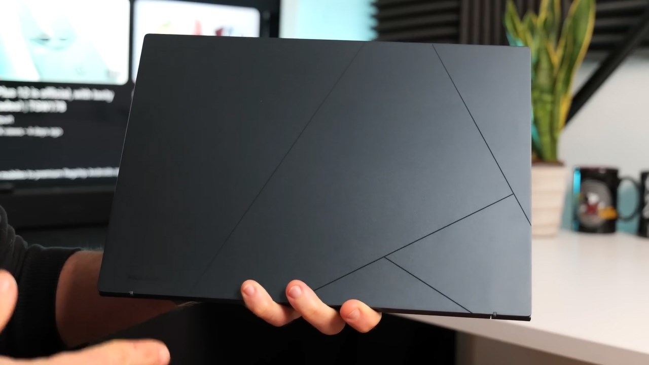 Mặt lưng của ASUS Zenbook 14 OLED UX3406 được tô điểm bởi những đường sọc cắt đẹp mắt Mặt lưng của ASUS Zenbook 14 OLED UX3406 được tô điểm bởi những đường sọc cắt đẹp mắt