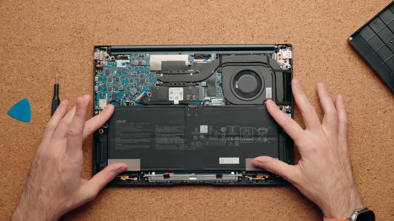 ASUS Zenbook 14 OLED UX3406 được trang bị RAM 16 GB và ổ cứng 512 GB ASUS Zenbook 14 OLED UX3406 được trang bị RAM 16 GB và ổ cứng 512 GB