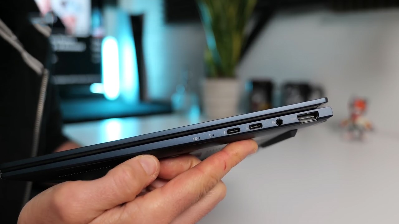 Cạnh phải của ASUS Zenbook 14 OLED UX3406 Cạnh phải của ASUS Zenbook 14 OLED UX3406