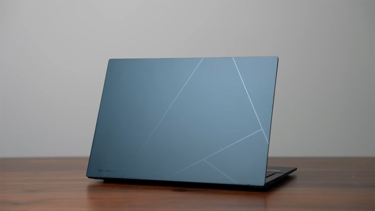 ASUS Zenbook 14 OLED UX3406 có ngoại hình không khác biệt nhiều so với các thế hệ trước. Nguồn: Matthew Moniz ASUS Zenbook 14 OLED UX3406 có ngoại hình không khác biệt nhiều so với các thế hệ trước. Nguồn: Matthew Moniz