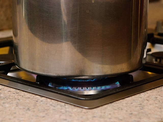 Khi áp suất đạt mức mong muốn, bạn hãy giảm lửa xuống để duy trì áp suất ổn định.