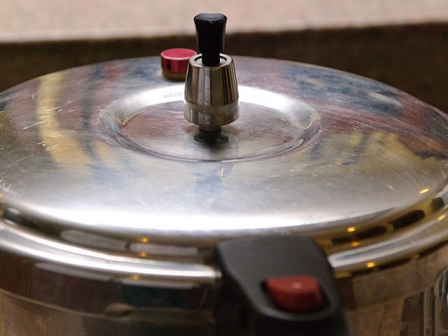 Khi áp suất đạt ngưỡng tối đa, nồi sẽ bắt đầu làm thức ăn sôi lên