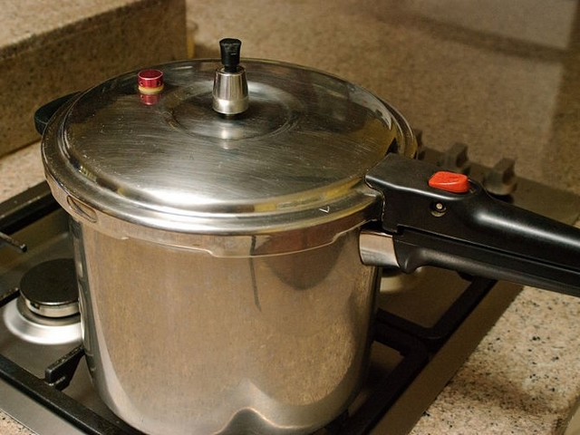 Bạn chỉ cần để nồi nguội hoàn toàn, áp suất sẽ giảm theo một cách tự nhiên