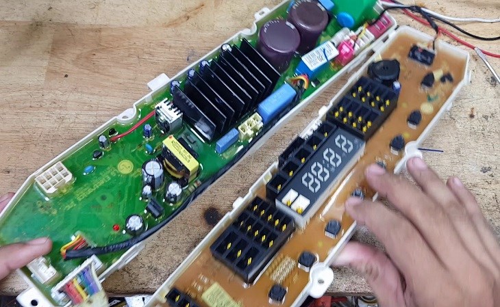 Kiểm tra bo mạch máy giặt LG cần có chuyên môn để lỗi không bị nặng hơn