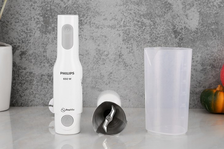 Máy xay sinh tố cầm tay Philips HR2534 sở hữu cấu tạo đầu xay và thân máy có thể tháo rời nhanh bằng 1 nút, gcho bạn tiện tháo lắp, vệ sinh Vệ sinh máy xay sinh tố cầm tay Philips HR2534 và lau khô sau mỗi lần sử dụng để tránh rỉ sét, bám bẩn lưỡi dao khiến bề mặt bị mòn