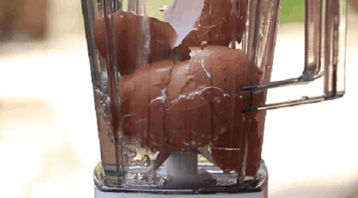 Người dùng cần cho vỏ trứng vào máy xay sinh tố xay cùng một ít nước Người dùng cần cho vỏ trứng vào máy xay sinh tố xay cùng một ít nước