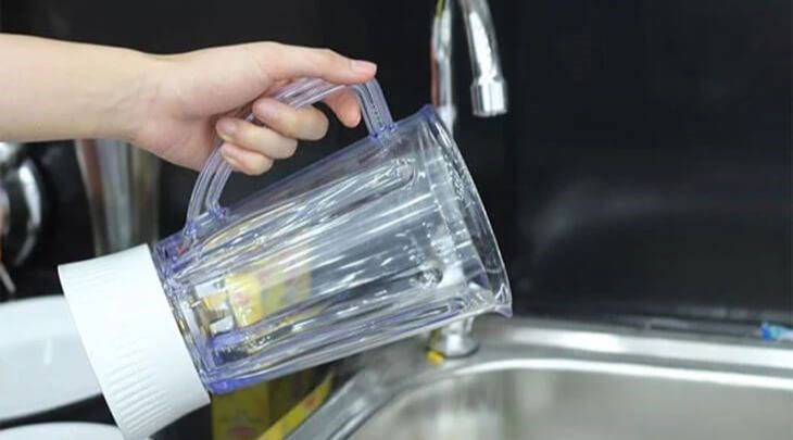 Kế đến bạn hãy bạn hãy đổ hỗn hợp vừa xay đi và rửa lại cối bằng nước sạch Kế đến bạn hãy bạn hãy đổ hỗn hợp vừa xay đi và rửa lại cối bằng nước sạch