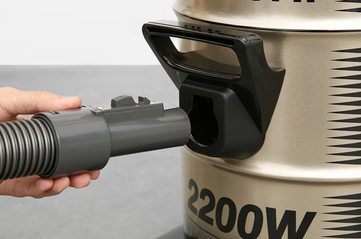 Bạn lắp đầu ống mềm vào ống nối với thân máy hút bụi công nghiệp Hitachi CV-970Y 24CV TG Bạn lắp đầu ống mềm vào ống nối với thân máy hút bụi công nghiệp Hitachi CV-970Y 24CV TG