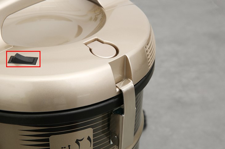 Bật công tắc của máy hút bụi công nghiệp Hitachi CV-970Y 24CV TG để khởi động máy Bật công tắc của máy hút bụi công nghiệp Hitachi CV-970Y 24CV TG để khởi động máy