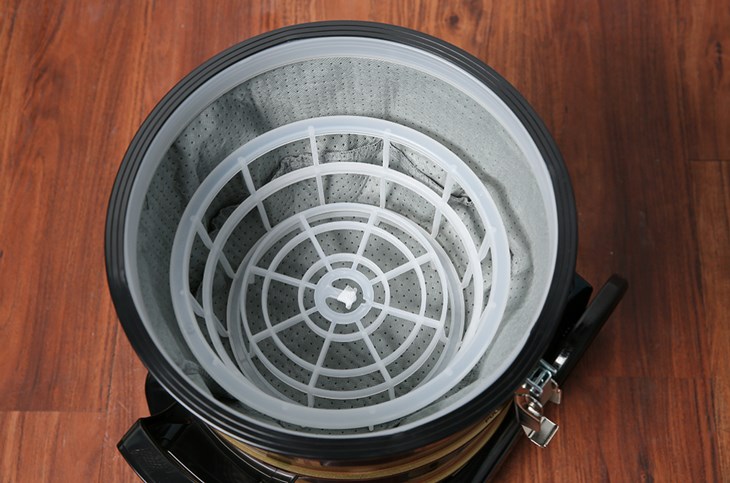 Đặt lọc bụi vào thùng chứa của máy hút bụi công nghiệp Hitachi CV-950F WR Đặt lọc bụi vào thùng chứa của máy hút bụi công nghiệp Hitachi CV-950F WR