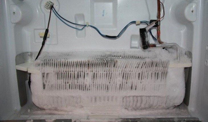 Bộ phận xả đá của tủ lạnh Hitachi hư hỏng cũng có thể ảnh hưởng đến tính năng làm đá của thiết bị