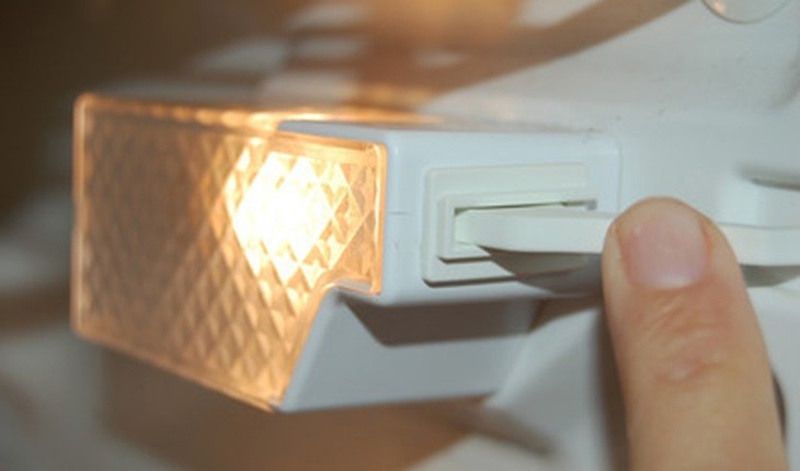 Hãy kiểm tra và đảm bảo đèn công tắc cửa tủ lạnh Hitachi hoạt động bình thường để không làm ảnh hưởng đến nhiệt độ làm đá tự động