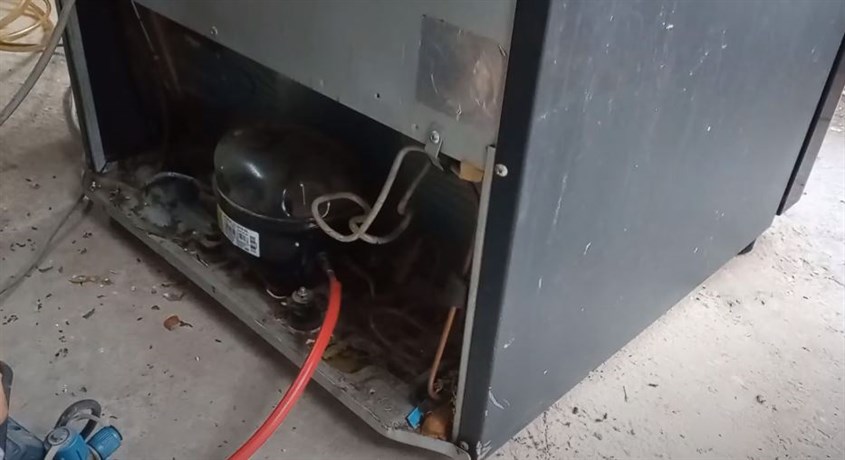 Trường hợp tủ lạnh Hitachi không rơi đá do hư hỏng mạch điều khiển thì nên liên hệ nhân viên kỹ thuật chuyên nghiệp để khắc phục