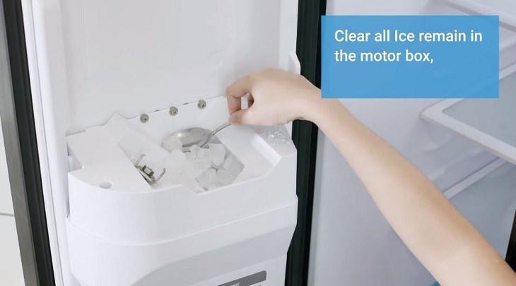 Nếu ngăn chứa đá của tủ lạnh Hitachi bị đầy gây tắc nghẽn, bạn nên lấy hết đá ra và làm sạch bộ phận này để tính năng làm đá tự động vận hành ổn định