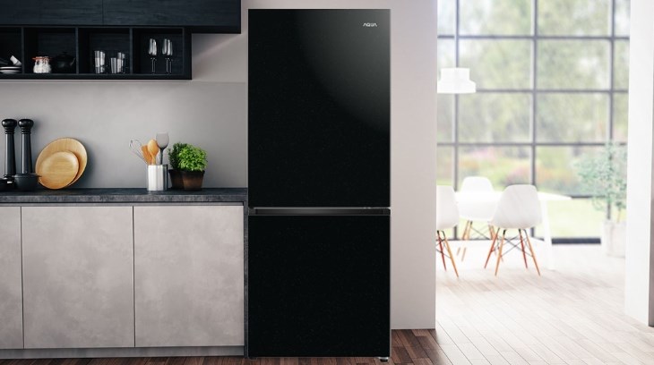 Tủ lạnh Aqua Inverter 260 lít AQR-B310MA(FB) sở hữu ngăn đá dưới tiện lợi với mức giá vừa phải