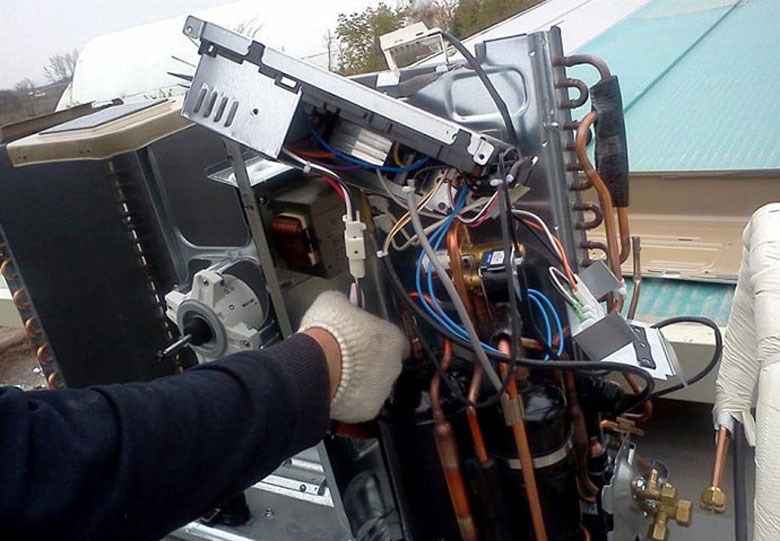 Lỗi kết nối quạt với bo dàn nóng xảy ra khi máy bị va đập mạnh làm bung giắc cắm của quạt  