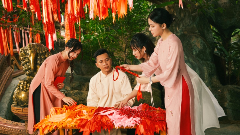 Mỗi dải lụa đều mang theo những ước mơ, hy vọng của mỗi người.