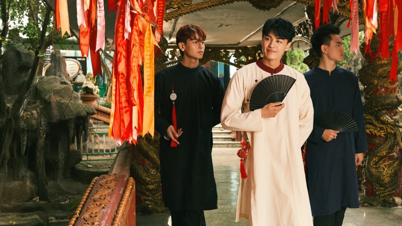 Các bạn nam cũng tranh thủ "tậu" những tấm hình Tết đẹp tại cây nguyện ước Suối Tiên